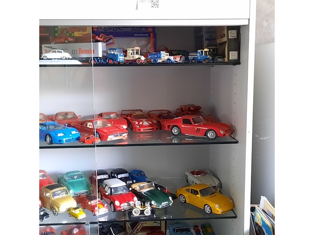 Vitrinekast met miniaturen - afbeelding 8 van  15