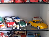 Vitrinekast met miniaturen - afbeelding 11 van  15