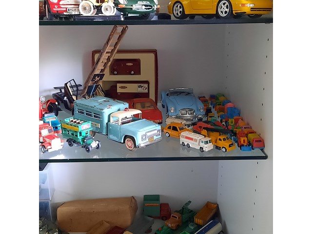 Vitrinekast met miniaturen - afbeelding 12 van  15