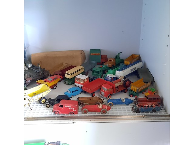 Vitrinekast met miniaturen - afbeelding 13 van  15