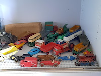 Vitrinekast met miniaturen - afbeelding 13 van  15