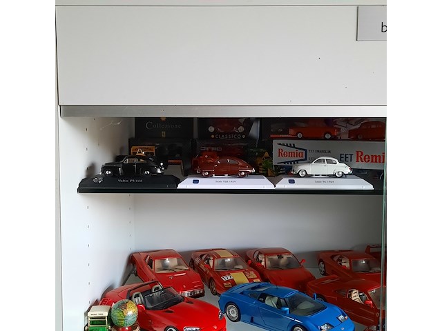 Vitrinekast met miniaturen - afbeelding 14 van  15