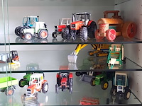 Vitrinekast met miniaturen - afbeelding 2 van  13