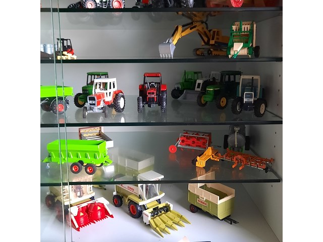 Vitrinekast met miniaturen - afbeelding 3 van  13