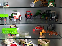 Vitrinekast met miniaturen - afbeelding 3 van  13