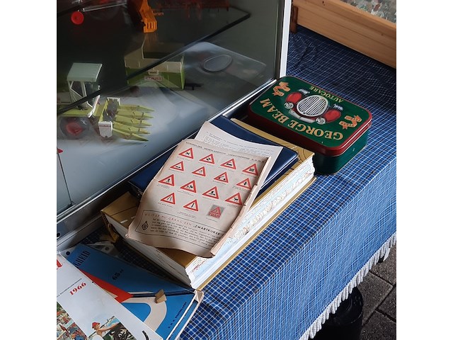 Vitrinekast met miniaturen - afbeelding 4 van  13