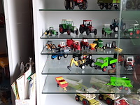 Vitrinekast met miniaturen - afbeelding 8 van  13