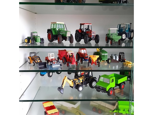 Vitrinekast met miniaturen - afbeelding 10 van  13