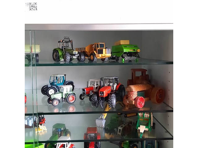 Vitrinekast met miniaturen - afbeelding 13 van  13