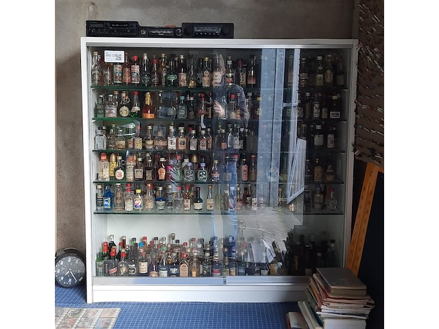 Vitrinekast met miniatuur drankflesjes - afbeelding 1 van  7
