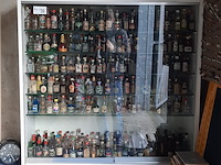 Vitrinekast met miniatuur drankflesjes - afbeelding 1 van  7