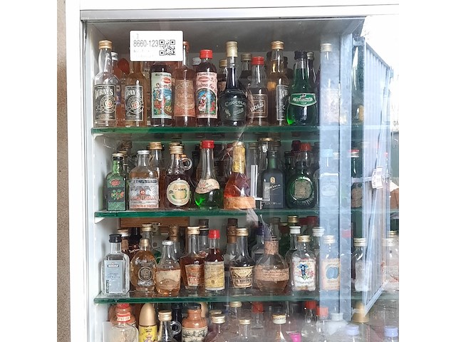 Vitrinekast met miniatuur drankflesjes - afbeelding 2 van  7