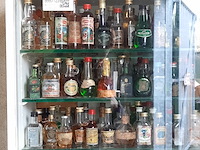 Vitrinekast met miniatuur drankflesjes - afbeelding 2 van  7