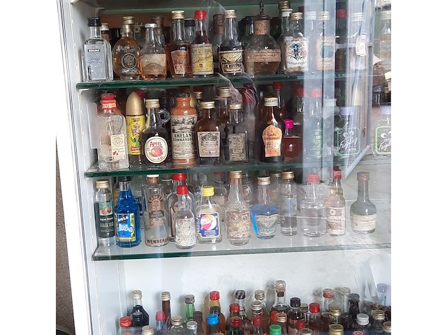 Vitrinekast met miniatuur drankflesjes - afbeelding 3 van  7