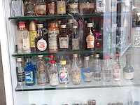 Vitrinekast met miniatuur drankflesjes - afbeelding 3 van  7