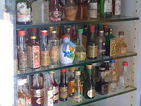 Vitrinekast met miniatuur drankflesjes - afbeelding 6 van  7