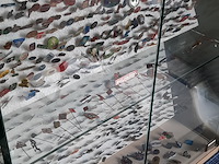 Vitrinekast met speltjes - afbeelding 3 van  11