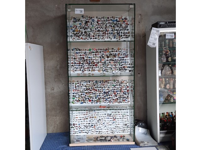 Vitrinekast met speltjes - afbeelding 1 van  11