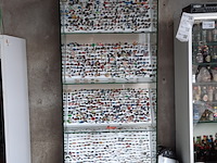 Vitrinekast met speltjes - afbeelding 1 van  11