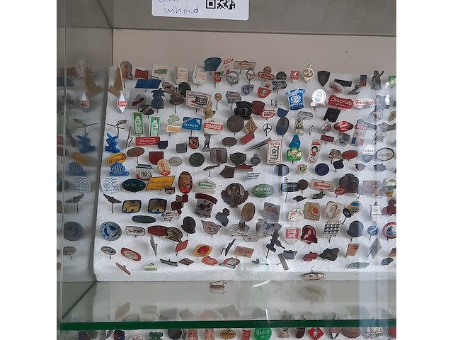 Vitrinekast met speltjes - afbeelding 4 van  11