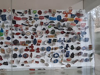 Vitrinekast met speltjes - afbeelding 5 van  11