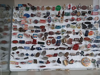 Vitrinekast met speltjes - afbeelding 6 van  11