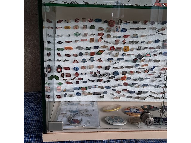 Vitrinekast met speltjes - afbeelding 10 van  11