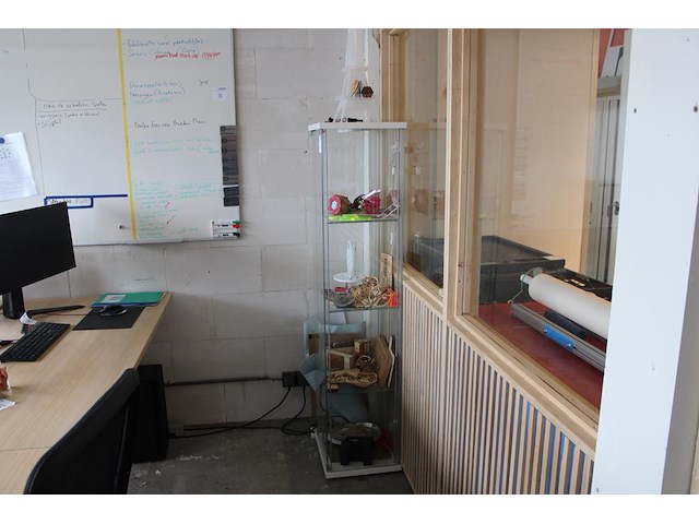 Vitrinekast met verlichting en afmeting 43 x 37 x 164 cm. - afbeelding 1 van  4