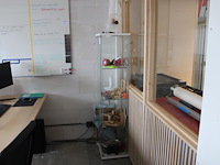 Vitrinekast met verlichting en afmeting 43 x 37 x 164 cm.