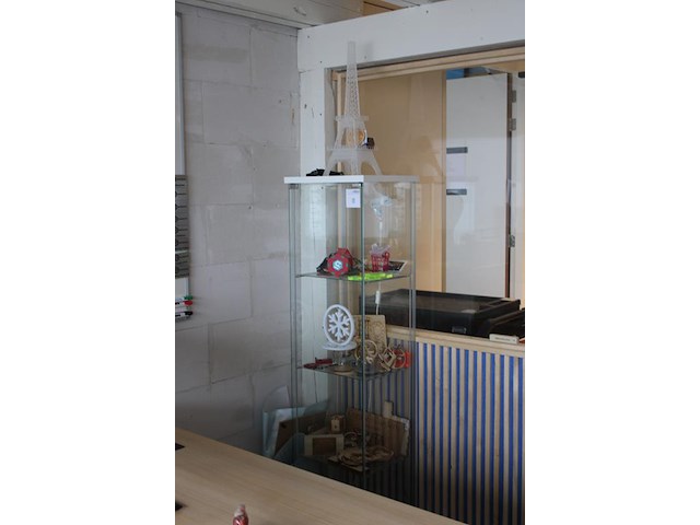 Vitrinekast met verlichting en afmeting 43 x 37 x 164 cm. - afbeelding 2 van  4