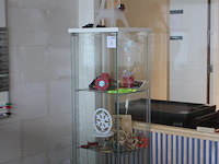 Vitrinekast met verlichting en afmeting 43 x 37 x 164 cm. - afbeelding 2 van  4