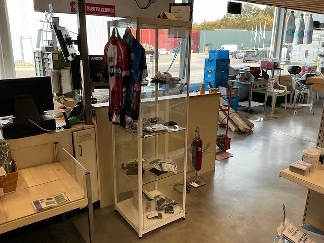 Vitrinekast met zakmessen - afbeelding 1 van  8