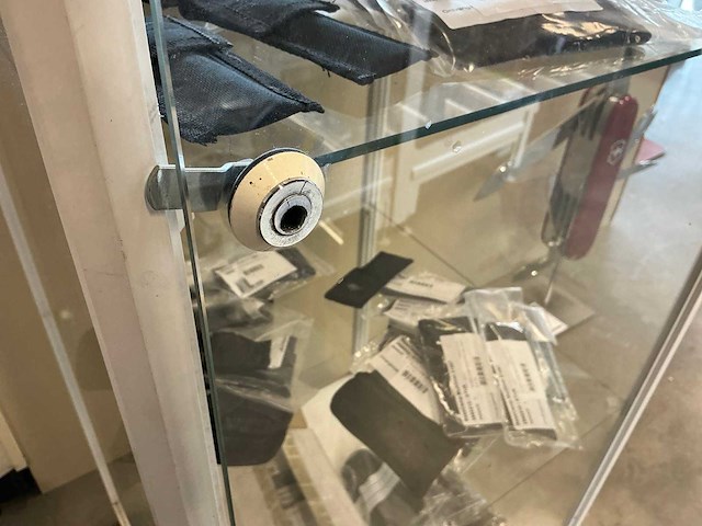 Vitrinekast met zakmessen - afbeelding 3 van  8