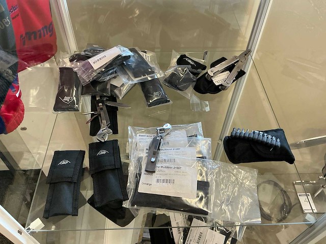 Vitrinekast met zakmessen - afbeelding 5 van  8