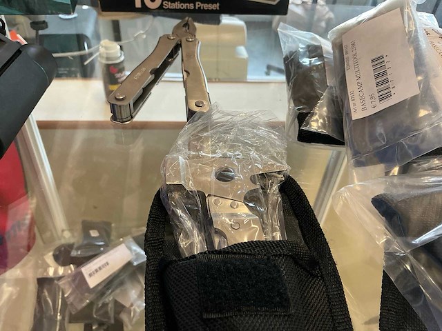 Vitrinekast met zakmessen - afbeelding 6 van  8