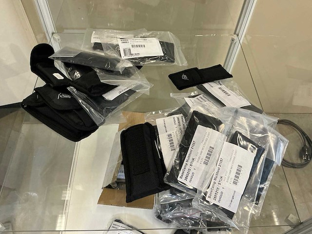 Vitrinekast met zakmessen - afbeelding 7 van  8