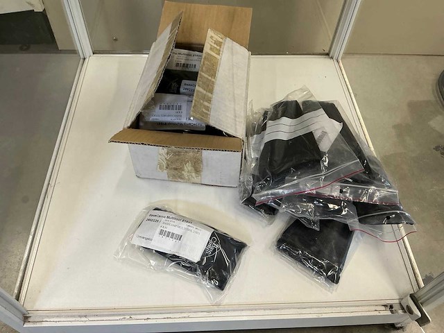 Vitrinekast met zakmessen - afbeelding 8 van  8