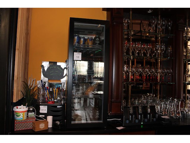 Vitrinekoelkast gevuld met 44 flesjes en 14 blikjes speciaalbier t krut. afmeting koelkast 40 x 45 x 105 cm... - afbeelding 1 van  2