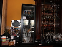 Vitrinekoelkast gevuld met 44 flesjes en 14 blikjes speciaalbier t krut. afmeting koelkast 40 x 45 x 105 cm...