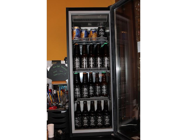 Vitrinekoelkast gevuld met 44 flesjes en 14 blikjes speciaalbier t krut. afmeting koelkast 40 x 45 x 105 cm... - afbeelding 2 van  2