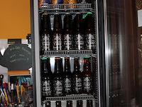 Vitrinekoelkast gevuld met 44 flesjes en 14 blikjes speciaalbier t krut. afmeting koelkast 40 x 45 x 105 cm... - afbeelding 2 van  2