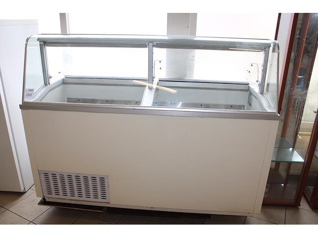 Vitrinevriezer ijssalon hussmann dcc012208 met 16 gastronorm bakken. afmeting 172 x 66 x 125 cm. - afbeelding 1 van  3