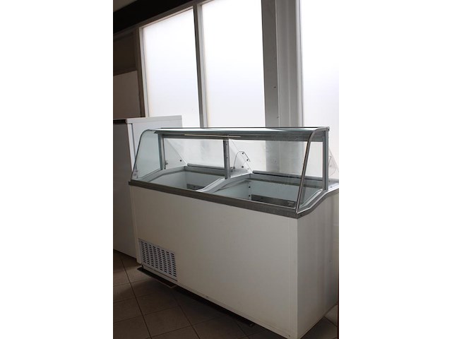 Vitrinevriezer ijssalon hussmann dcc012208 met 16 gastronorm bakken. afmeting 172 x 66 x 125 cm. - afbeelding 2 van  3