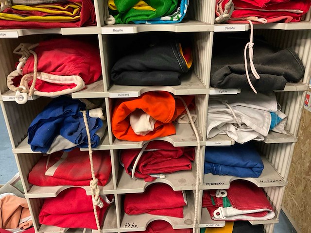 Vlaggen in kast (2x) - afbeelding 3 van  14