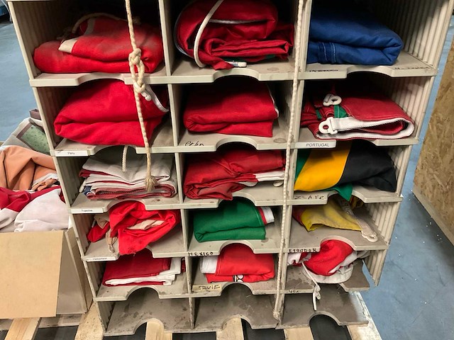 Vlaggen in kast (2x) - afbeelding 4 van  14