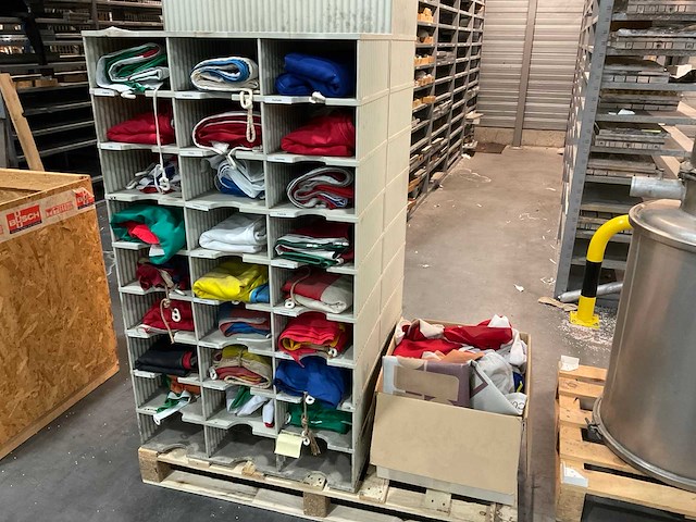 Vlaggen in kast (2x) - afbeelding 1 van  14