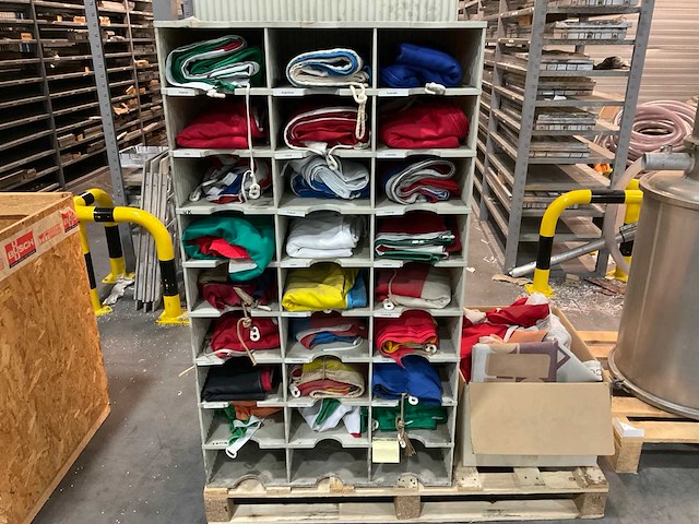 Vlaggen in kast (2x) - afbeelding 7 van  14