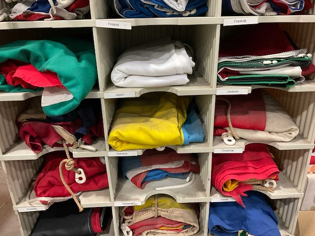 Vlaggen in kast (2x) - afbeelding 11 van  14