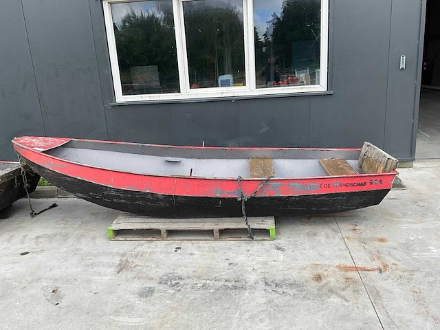 Vlak bodem roeiboot - afbeelding 1 van  1