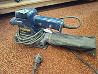 Vlakschuurmachine werkend - afbeelding 2 van  3